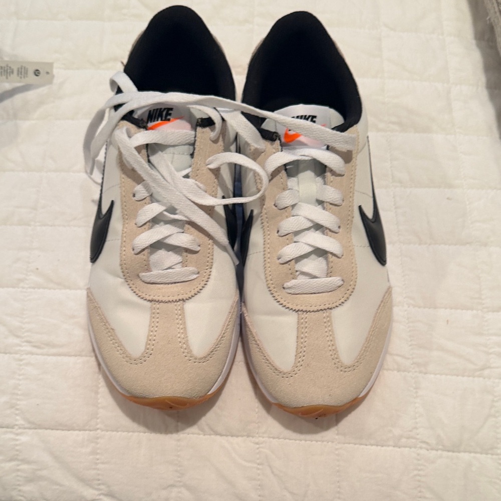 Nike Women's White and Black Sneakers